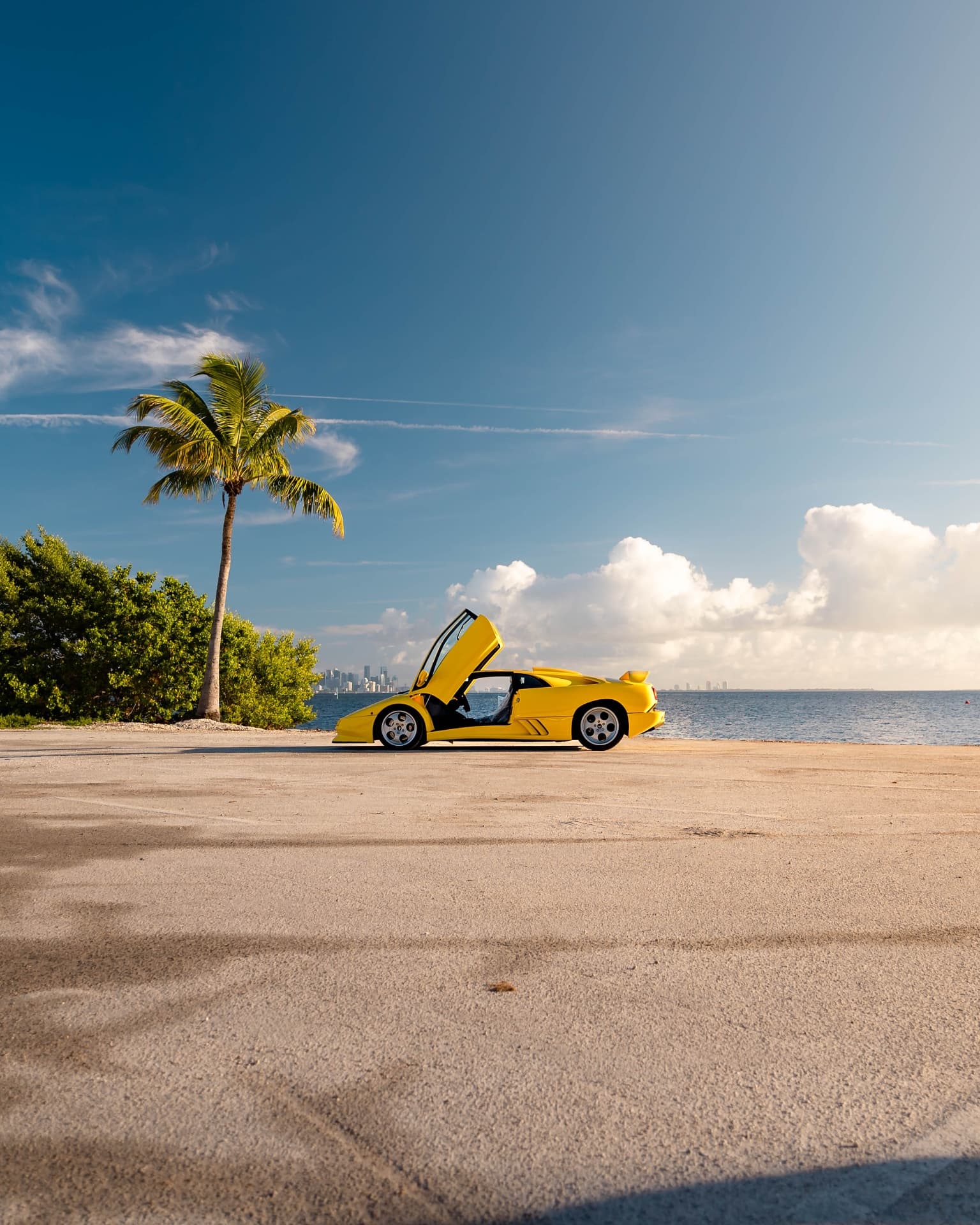 Lamborghini Diablo by the beach